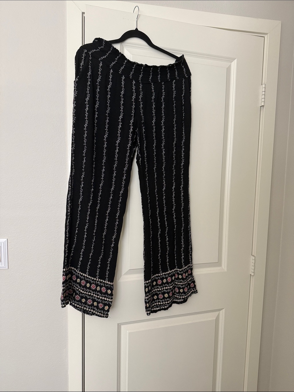 Women’s Black Patterned Wide-Leg Pants